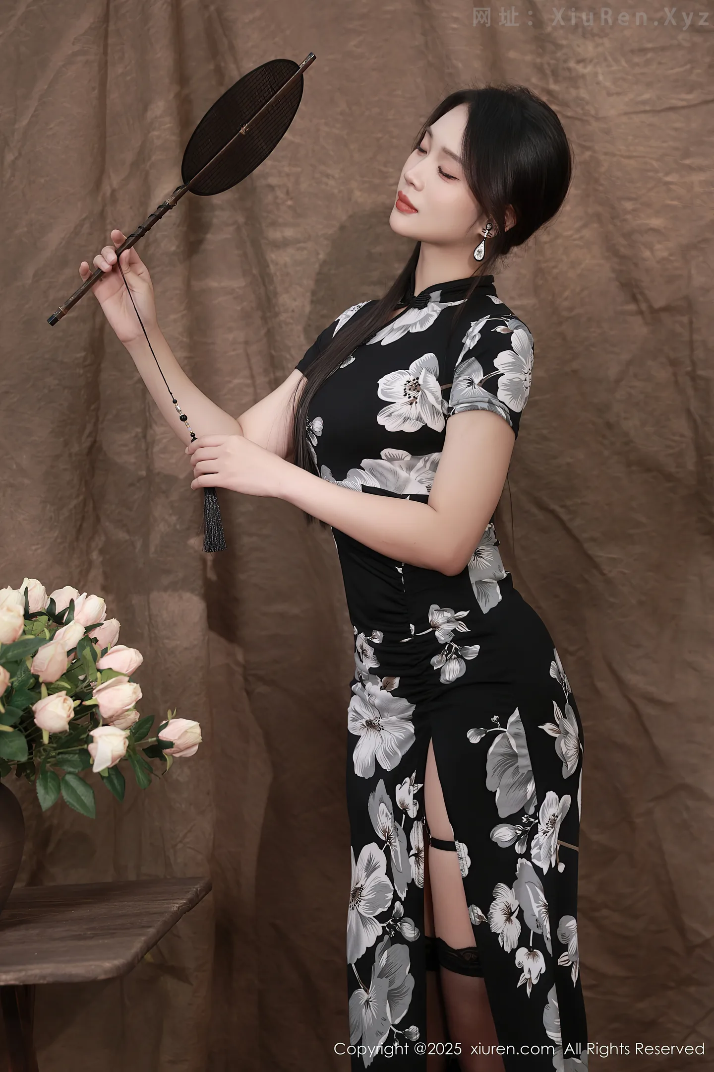 图片[5]-[XiuRen秀人网]VOL.10655 模特南乔性感黑色旗袍露紫色情趣内衣配黑色丝袜秀美腿诱惑写真72P-秀人网官方网站